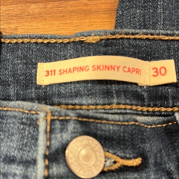 Levi's Women's 311 shaping skinny capris! - Picture 4 of 5